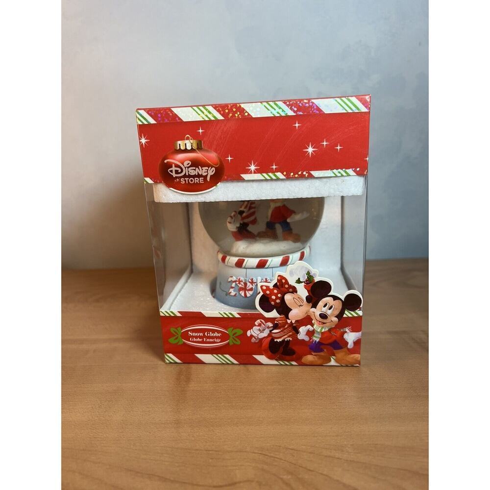 Disney Store Minnie Kissing Mickey Christmas 2010 4.5" Tall Snow Globe